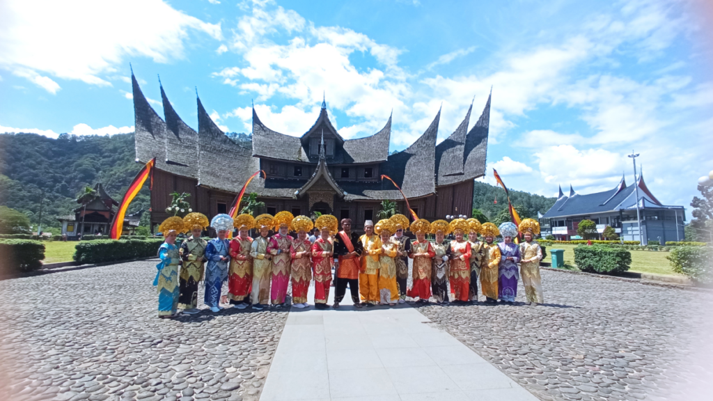 Wisata Menarik Sumatera Barat - Istana Raja Basa Pagaruyung